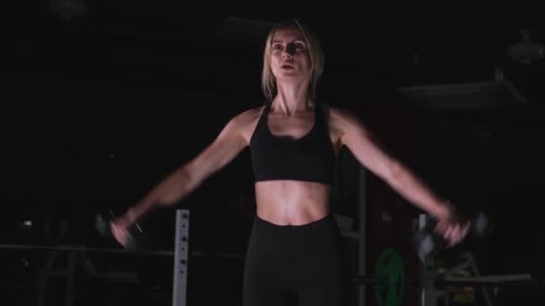 Straffe Muskulöse Arme Eines Mädchens Die Blondine Trainiert Mit Hanteln — Stockvideo