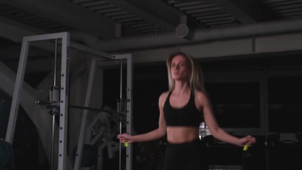 Chica Está Saltando Cuerda Entrenamiento Cardiovascular Calentando Los Músculos Preparación — Vídeo de stock