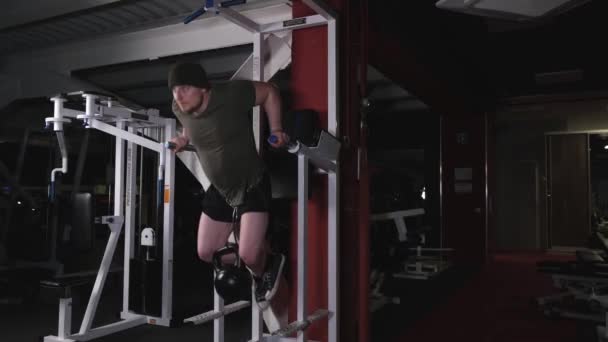 Homme Accumule Les Muscles Ses Bras Entraînement Dur Pour Transpirer — Video