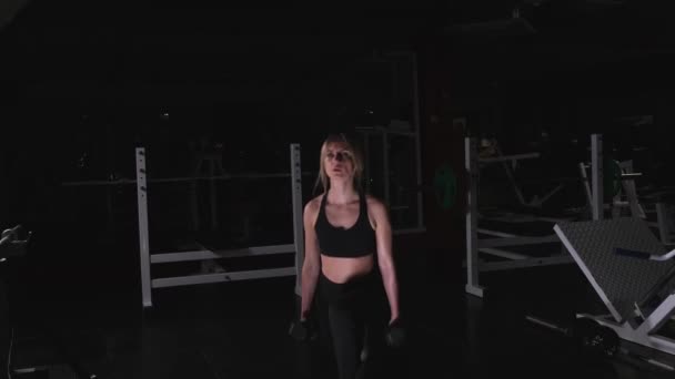 激しい筋肉の締め付け ダンベルを手にした肺 脂肪燃焼ワークアウト 締め付けられた女性像 — ストック動画