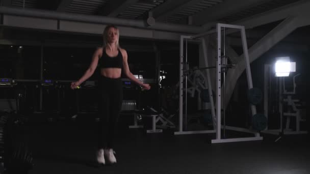 Uthållighetsövningar Hjärtbelastning Flickan Utför Hopprep Fitnessrummet Träningen Börjar Uppvärmning Musklerna — Stockvideo