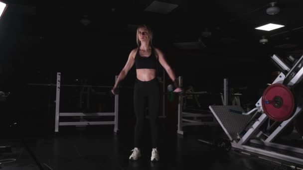 Corps Athlétique Sexy Une Femme Pompage Des Muscles Des Mains — Video