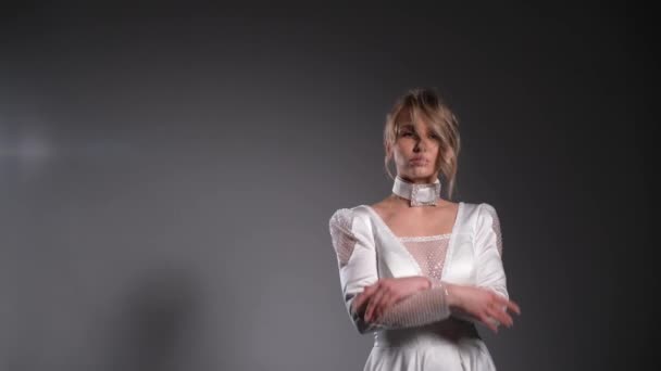 Schöne Braut Posiert Fotostudio Blond Ihrem Hochzeitstag Weißes Brautkleid Herrlicher — Stockvideo