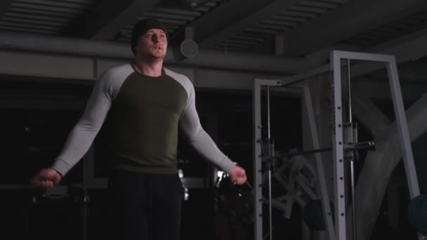 这家伙在训练前通过跳绳锻炼肌肉 力量训练前进行轻度的有氧运动 男子中枪 — 图库视频影像