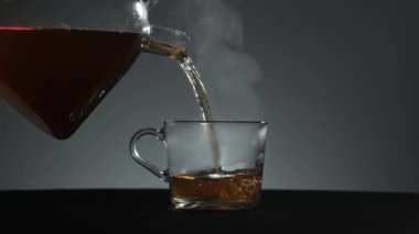 Sıcak çay yavaşça fincana dökülür.