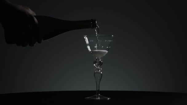 Champagne wordt in een heel mooi glas gegoten — Stockvideo