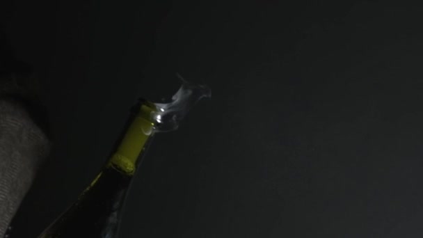 Champagnekorken är vackert öppnad — Stockvideo