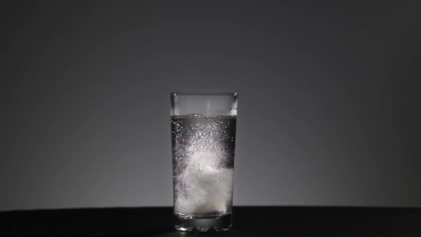 La compressa effervescente viene disciolta in un bicchiere d'acqua — Video Stock