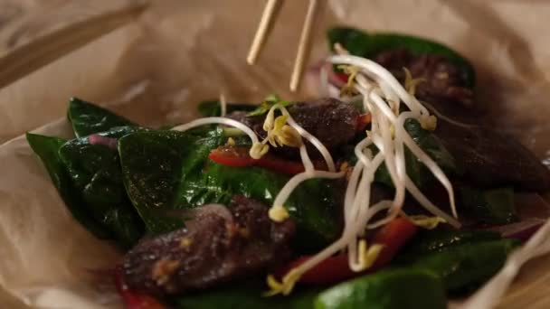 Primer plano de la ensalada de carne vietnamita caliente — Vídeos de Stock