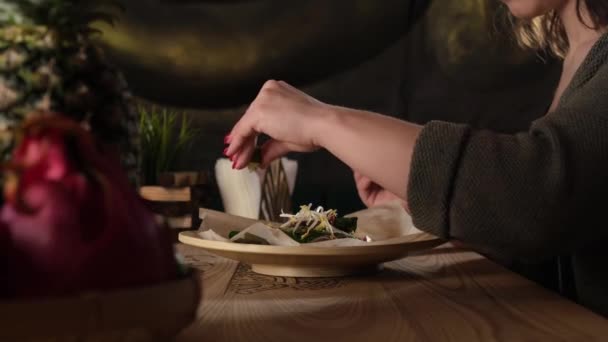 Meisje hand perst limoen in salade — Stockvideo
