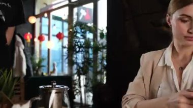 Lokantadaki hesabı kız ödüyor.