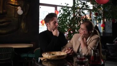 Bir Asya restoranında ilk randevu.