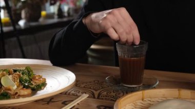 Karidesli Asya salatası ve kremalı kahve.