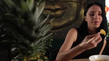 Kore restoranında doyurucu bir kahvaltı.