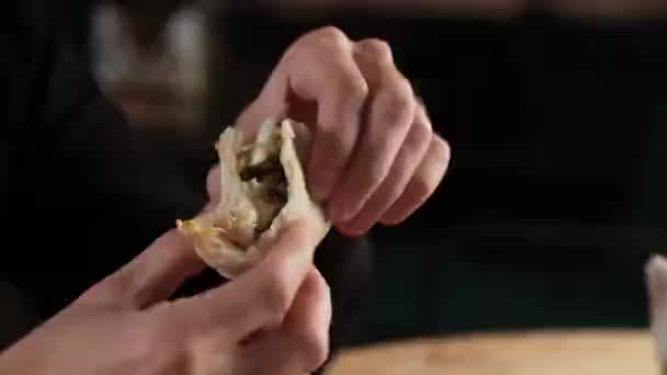 Primer plano manos masculinas rompiendo una empanada — Vídeo de stock