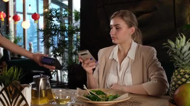 Hermosa chica paga la factura en un restaurante asiático — Vídeos de Stock