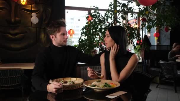 Мужчина и женщина разговаривают в тайском кафе — стоковое видео