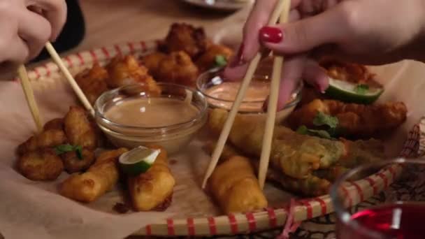 Büyük bir tabak tempura yemeği. — Stok video