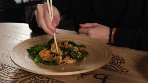 Крупним планом в'єтнамський курячий салат — стокове відео
