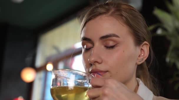 Красивая блондинка наслаждается ароматным чаем — стоковое видео