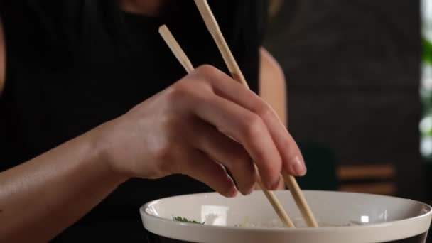 Chica come arroz con pollo en un restaurante asiático — Vídeos de Stock