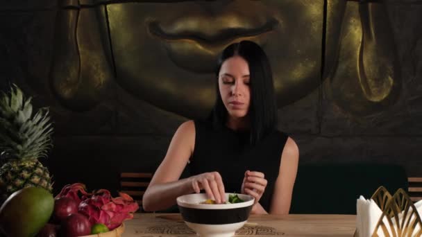 Chica espolvorea el plato con cal — Vídeos de Stock