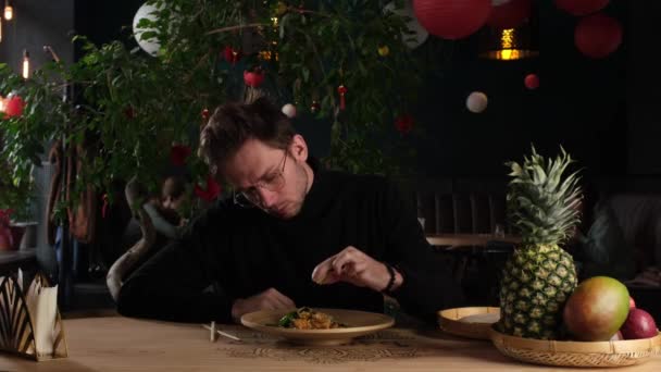 Mann drückt eine Limette auf einen Salat — Stockvideo
