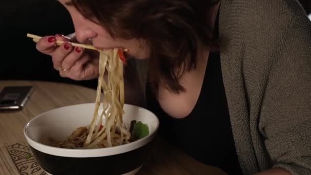 Flicka med aptit äter kinesiska nudlar — Stockvideo