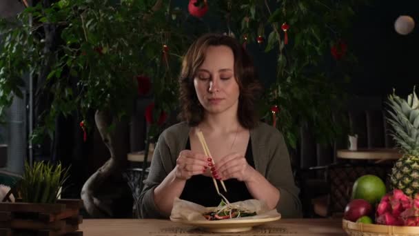 아시아 카페 에서 샐러드 를 먹는 소녀 — 비디오