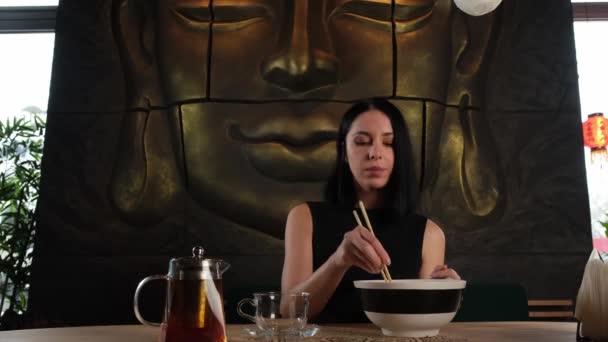 Attractive brunette is having lunch in a Thai restaurant — Stock Video