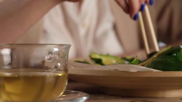 Zelený vegetariánský salát zblízka — Stock video