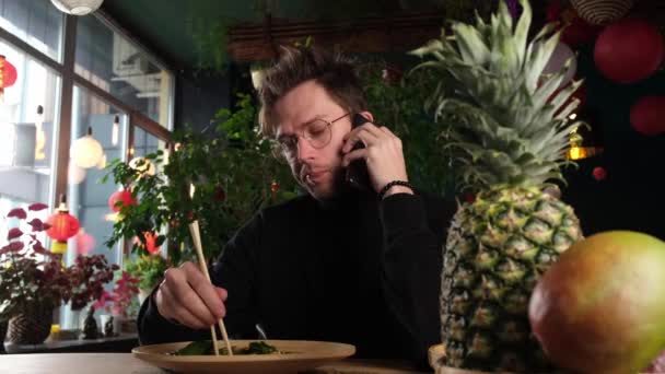 저녁 식탁에서 통화하는 남자 — 비디오