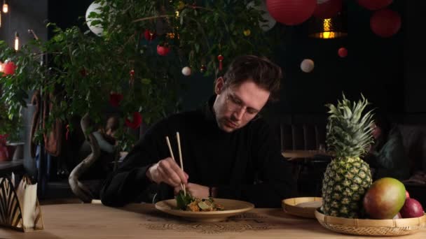 Muž jíst salát ve vietnamské restauraci — Stock video