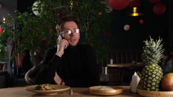 Μιλώντας στο τηλέφωνο σε ένα ασιατικό εστιατόριο — Αρχείο Βίντεο