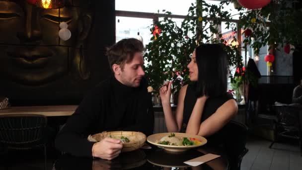 Date at an Asian restaurant — Stock Video