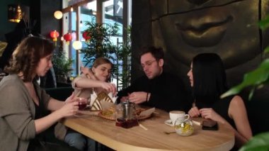 Yemekteki arkadaşlar ilişkilerini tartışıyor.