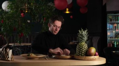 Adam kahveli Vietnam usulü tortilla yiyor.