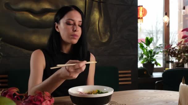 Дівчинка снідає в китайському кафе. — стокове відео
