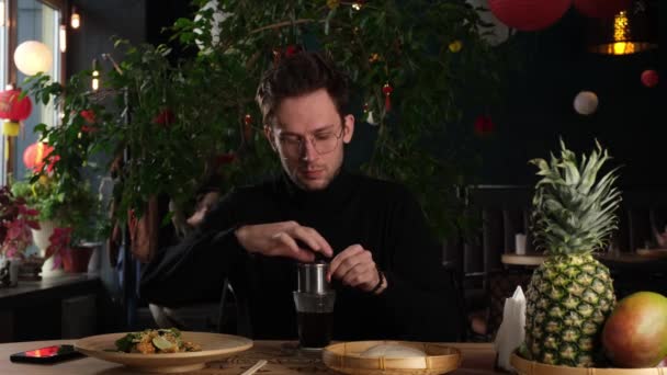 Un hombre se cocina en un café asiático. — Vídeo de stock