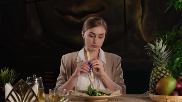 Gadis tampan melepas topeng pelindungnya dan melanjutkan untuk makan malam — Stok Video