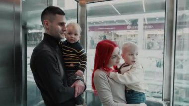 Aile güneşli bir günde asansörle yukarı çıkıyor.