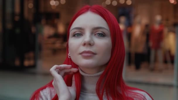 Gadis cantik dengan rambut merah menatap kamera — Stok Video
