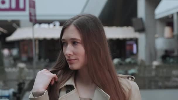 Žena při pohledu na fotoaparát a usmívá se — Stock video