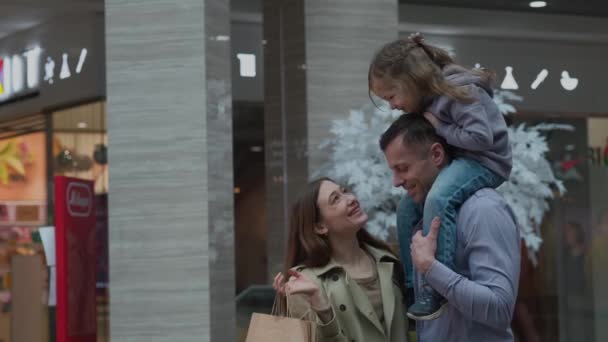 Щаслива сім'я в торговому центрі — стокове відео