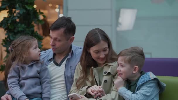 Familia se odihneşte în mall — Videoclip de stoc