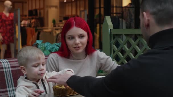 Счастливая семья отдыхает в кафе — стоковое видео
