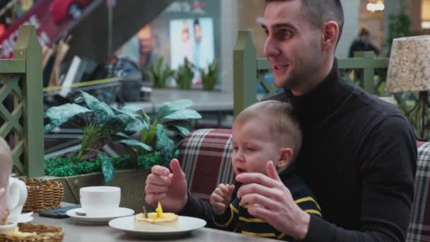 Ο άνθρωπος ταΐζει τηγανιτές πατάτες σε ένα παιδί — Αρχείο Βίντεο