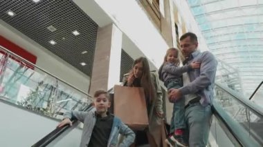 Aile alışveriş merkezinde yürüyor.