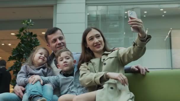 Сім'я приймає селфі в торговому центрі — стокове відео