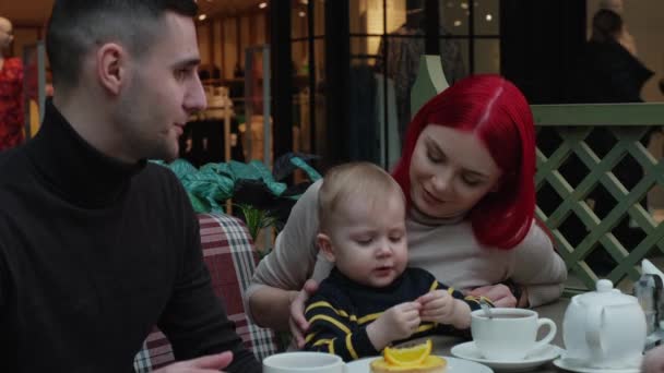 Ragazza con i capelli rossi e un ragazzo mangiare — Video Stock